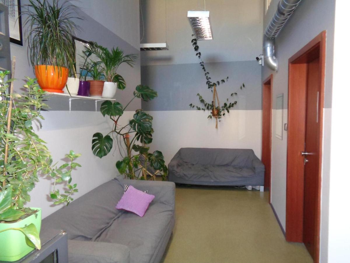 Go Hostel Rewolucji Лодзь Экстерьер фото