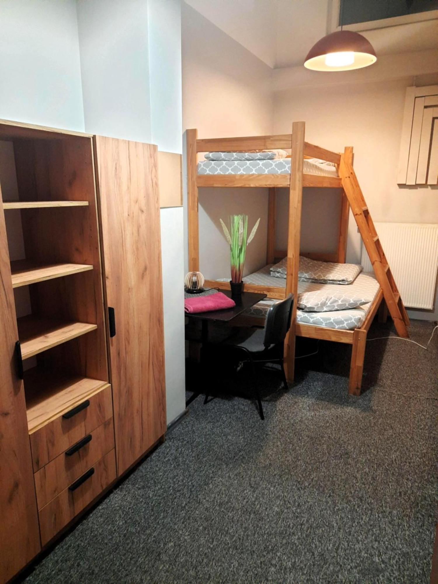 Go Hostel Rewolucji Лодзь Экстерьер фото